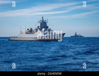 Die Königlich Norwegische Marine Fridjof Nansen-Klasse Fregatte HNoMS Thor Heyerdahl, Front, und die belgische Marine Karel Doorman-Klasse Fregatte Leopold I, während integrierter Trainingsübungen mit der US Navy am 3. Oktober 2019 im Golf von Cádiz, Portugal. Stockfoto