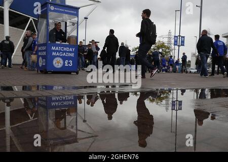 Ein Programmverkäufer spiegelte sich an einem nassen Tag während des Premier League-Spiels im King Power Stadium, Leicester, in den Pfützen wider. Bilddatum: 29. September 2019. Bildnachweis sollte lauten: Darren Staples/Sportimage via PA Images Stockfoto