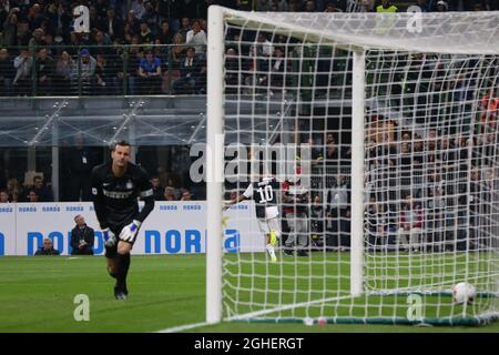 Paulo Dybala von Juventus feiert nach dem Tor zu Juventus eine 1-0 Führung während der Serie Ein Spiel bei Giuseppe Meazza, Mailand zu geben. Bilddatum: 6. Oktober 2019. Bildnachweis sollte lauten: Jonathan Moscrop/Sportimage via PA Images Stockfoto