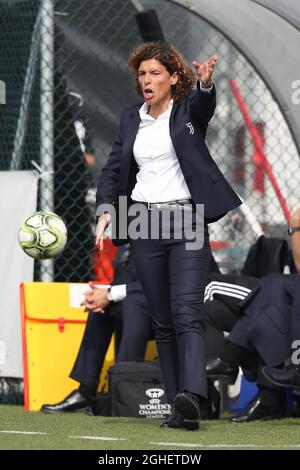 Rita Guarino-Managerin von Juventus ruft beim Spiel Serie A Femminile im Juventus Center, Vinovo, Anweisungen aus. Bilddatum: 13. Oktober 2019. Bildnachweis sollte lauten: Jonathan Moscrop/Sportimage via PA Images Stockfoto