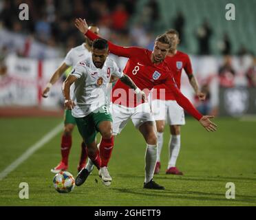 Wanderson von Bulgarien mit Jordan Henderson von England während des UEFA Euro 2020 Qualifying-Spiels im Vasil Levski National Stadium, Sofia. Bilddatum: 14. Oktober 2019. Bildnachweis sollte lauten: David Klein/Sportimage via PA Images Stockfoto