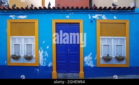 Fassade eines traditionellen Steinhauses mit Fenstern im arabischen Stil, Blumentöpfen und Tauben auf dem Dach, La Palma, Kanarische Inseln Stockfoto