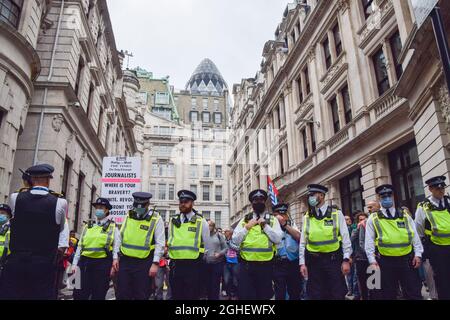 London, Großbritannien. August 2021. Demonstranten und Polizei in der City of London. Die Demonstranten des Extinction Rebellion marschierten im Rahmen ihrer zweiwöchigen Kampagne „Impossible Rebellion“ zur Tower Bridge. Stockfoto