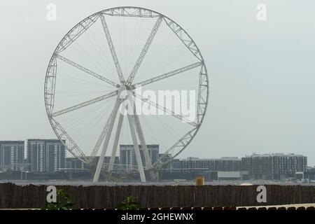 Das Ain Dubai Riesenrad auf der Bluewaters Island vom Jumeirah Beach in Dubai, VAE aus gesehen. Stockfoto