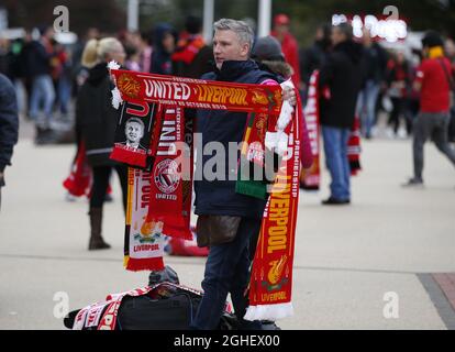 Vor dem Premier League-Spiel in Old Trafford, Manchester, wird ein Halb- und Halb-Schal verkauft. Bilddatum: 20. Oktober 2019. Bildnachweis sollte lauten: Andrew Yates/Sportimage via PA Images Stockfoto