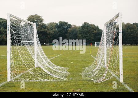 Zwei Tore mit Netzen vor einem Fußballspiel in Clapham Common, London, England Stockfoto