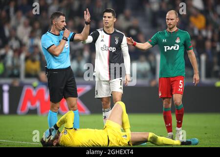 Cristiano Ronaldo von Juventus beklagt dem Schiedsrichter Tasos Sidiropoulos seine Unschuld nach einer Kollision mit Guilherme von Lokomotiv Moskau während des UEFA Champions League-Spiels im Allianz-Stadion in Turin. Bilddatum: 22. Oktober 2019. Bildnachweis sollte lauten: Jonathan Moscrop/Sportimage via PA Images Stockfoto