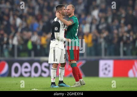 Rodrigo Bentancur von Juventus begrüßt Benedikt Howedes von Lokomotiv Moskau nach dem UEFA Champions League-Spiel im Allianz-Stadion in Turin. Bilddatum: 22. Oktober 2019. Bildnachweis sollte lauten: Jonathan Moscrop/Sportimage via PA Images Stockfoto