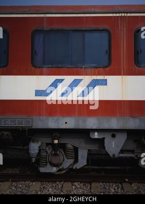 Nahaufnahme eines roten alten Waggons in einem Bahnhof Stockfoto