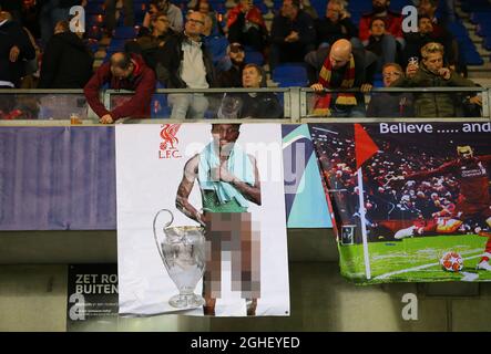 ***REDAKTEURE MERKEN ANSTÖSSIGE INHALTE VERPIXELT*** Liverpool-Fans zeigen ein Banner von LiverpoolÕs Divock Origi, das während des UEFA Champions League-Spiels in der Luminus Arena in Genk manipuliert wurde. Bilddatum: 23. Oktober 2019. Bildnachweis sollte lauten: Paul Terry/Sportimage via PA Images Stockfoto