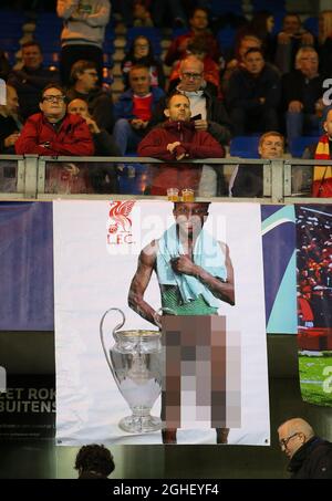 ***REDAKTEURE MERKEN ANSTÖSSIGE INHALTE VERPIXELT*** Liverpool-Fans zeigen ein Banner von LiverpoolÕs Divock Origi, das während des UEFA Champions League-Spiels in der Luminus Arena in Genk manipuliert wurde. Bilddatum: 23. Oktober 2019. Bildnachweis sollte lauten: Paul Terry/Sportimage via PA Images Stockfoto