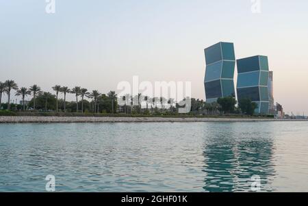 Lusail, die Uferpromenade der sich neu entwickelnden Stadt in Katar, bei Sonnenuntergang Stockfoto