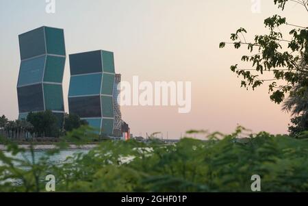 Lusail, die Uferpromenade der sich neu entwickelnden Stadt in Katar, bei Sonnenuntergang Stockfoto