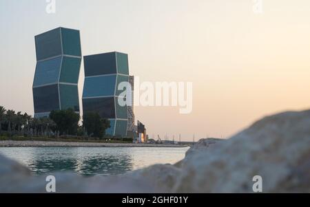 Lusail, die Uferpromenade der sich neu entwickelnden Stadt in Katar, bei Sonnenuntergang Stockfoto