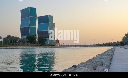 Lusail, die Uferpromenade der sich neu entwickelnden Stadt in Katar, bei Sonnenuntergang Stockfoto