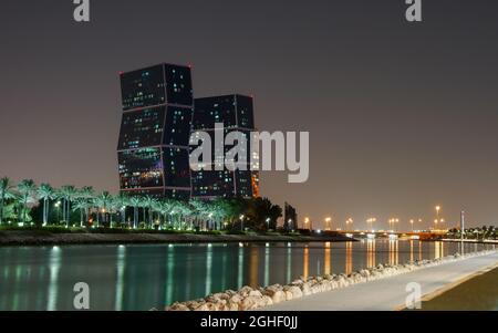 Lusail, die Uferpromenade der sich neu entwickelnden Stadt in Katar, bei Sonnenuntergang Stockfoto