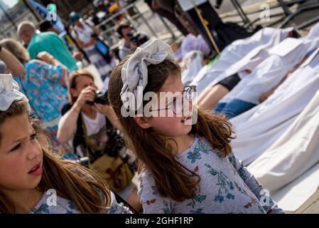 Zwei Mädchen, die die Rebellion des Aussterbens beobachten, sterben aus Protest vor dem Houses of Parliament, Parliament Square, London, UK 06.09.2021 Stockfoto