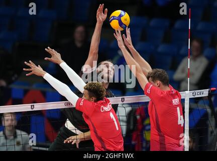 Tallinn, Estland. September 2021. Volleyball: Europameisterschaft, Männer, Vorrunde, Deutschland - Frankreich: Moritz Karlitzek (M) trifft den bloch vom französischen Barthelemy Chinenyeze (L) und Jean Patry. Quelle: Roman Koksarov/dpa/Alamy Live News Stockfoto