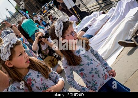 Zwei Mädchen, die die Rebellion des Aussterbens beobachten, sterben aus Protest vor dem Houses of Parliament, Parliament Square, London, UK 06.09.2021 Stockfoto