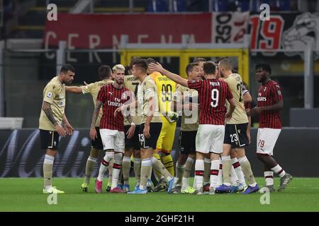 Die Stimmung zwischen den Spielern beider Seiten wird durch Lucas Paqueta vom AC Mailand, der während des Spiels der Serie A bei Giuseppe Meazza, Mailand, verletzt wurde, weiter getempelt. Bilddatum: 31. Oktober 2019. Bildnachweis sollte lauten: Jonathan Moscrop/Sportimage via PA Images Stockfoto