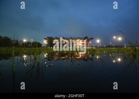 Das San Siro-Stadion spiegelte sich in Pfützen bei starken Niederschlägen vor dem Spiel der Serie A in Giuseppe Meazza, Mailand, wider. Bilddatum: 3. November 2019. Bildnachweis sollte lauten: Jonathan Moscrop/Sportimage Stockfoto