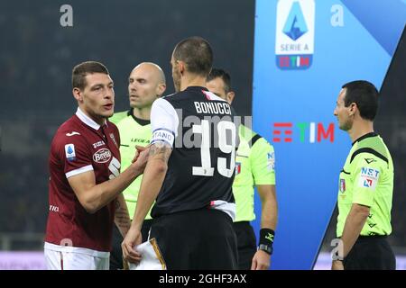 Die beiden Kapitäne, Andrea Belotti vom FC Turin und Leonardo Bonucci von Juventus, geben sich vor dem Spiel der Serie A im Stadio Grande Torino, Turin, die Hände. Bilddatum: 2. November 2019. Bildnachweis sollte lauten: Jonathan Moscrop/Sportimage via PA Images Stockfoto