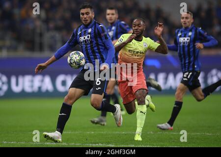 Raheem Sterling aus Manchester City verfolgt Jose Palomino aus Atalanta während des UEFA Champions League-Spiels in Giuseppe Meazza, Mailand. Bilddatum: 6. November 2019. Bildnachweis sollte lauten: Jonathan Moscrop/Sportimage via PA Images Stockfoto