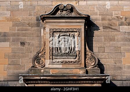 Royal Company of Archers Wappen in Stein über der Tür der Archers' Hall in der Buccleuch Street, Edinburgh, Schottland, Großbritannien. Stockfoto