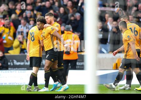 Die Spieler von Wolverhampton Wanderers feiern, dass Ruben Neves während des Premier League-Spiels in Molineux, Wolverhampton, das Eröffnungziel des Spiels erzielt hat. Bilddatum: 10. November 2019. Bildnachweis sollte lauten: James Wilson/Sportimage via PA Images Stockfoto