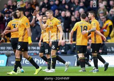 Die Spieler von Wolverhampton Wanderers feiern, dass Ruben Neves während des Premier League-Spiels in Molineux, Wolverhampton, das Eröffnungziel des Spiels erzielt hat. Bilddatum: 10. November 2019. Bildnachweis sollte lauten: James Wilson/Sportimage via PA Images Stockfoto