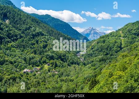 Das malerische Dorf Exilles im Susa-Tal. Provinz Turin, Piemont, Norditalien. Stockfoto