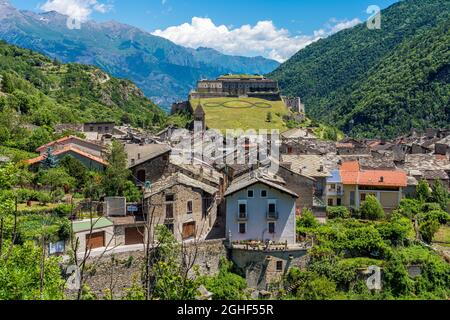Das malerische Dorf Exilles und seine Festung, im Susa-Tal. Provinz Turin, Piemont, Norditalien. Stockfoto