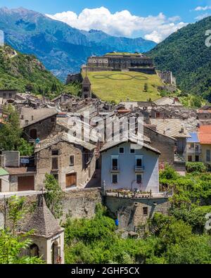 Das malerische Dorf Exilles und seine Festung, im Susa-Tal. Provinz Turin, Piemont, Norditalien. Stockfoto