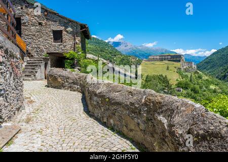 Das malerische Dorf Exilles und seine Festung, im Susa-Tal. Provinz Turin, Piemont, Norditalien. Stockfoto