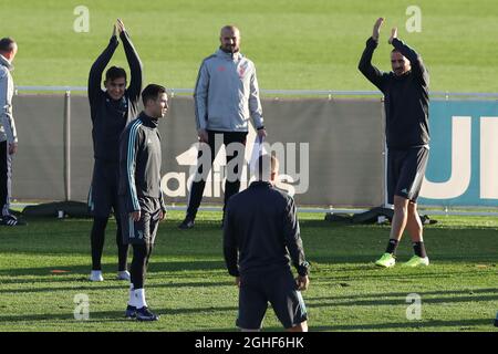 Paulo Dybala und Leonardo Bonucci von Juventus applaudieren, nachdem Cristiano Ronaldo während der Trainingseinheit im Juventus Center in Turin Muskatnuss bekommen hat. Bilddatum: 25. November 2019. Bildnachweis sollte lauten: Jonathan Moscrop/Sportimage via PA Images Stockfoto