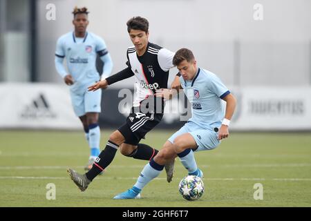 Giuseppe Leone von Juventus und Rodrigo Riquelme von Atletico Madrid während des Spiels der UEFA Youth Champions League im Juventus Center, Vinovo. Bilddatum: 26. November 2019. Bildnachweis sollte lauten: Jonathan Moscrop/Sportimage via PA Images Stockfoto