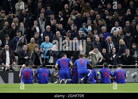 Olympiakos feiern beim UEFA Champions League-Spiel im Tottenham Hotspur Stadium, London, das zweite Tor ihrer Mannschaft. Bilddatum: 26. November 2019. Bildnachweis sollte lauten: David Klein/Sportimage via PA Images Stockfoto