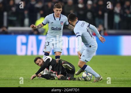 Mattia De Sciglio von Juventus wird während des UEFA Champions League-Spiels im Juventus-Stadion in Turin von Kieran Trippier und Angel Correa von Atletico Madrid überwältigt. Bilddatum: 26. November 2019. Bildnachweis sollte lauten: Jonathan Moscrop/Sportimage via PA Images Stockfoto