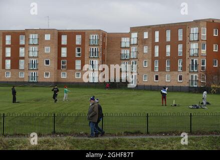 Leicester City-Fans kommen vor dem Premier League-Spiel gegen Everton im King Power Stadium, Leicester, an Jungen vorbei, die Cricket spielen. Bilddatum: 1. Dezember 2019. Bildnachweis sollte lauten: Darren Staples/Sportimage via PA Images Stockfoto