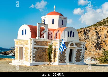 Griechisch-orthodoxe Kirche Agia Fotini mit dem blauen Meer im Hintergrund, Pachia Ammos, Kreta, Griechenland Stockfoto