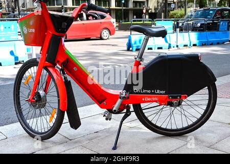 London, England - 2021. August: Nahaufnahme des Schildes auf einem Elektrofahrrad. Stockfoto