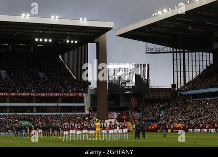 Die Spieler von Leicester City und Aston Villa erinnern sich an den ehemaligen Manager Ron Saunders vor dem Premier League-Spiel in Villa Park, Birmingham. Bilddatum: 8. Dezember 2019. Bildnachweis sollte lauten: Darren Staples/Sportimage via PA Images Stockfoto