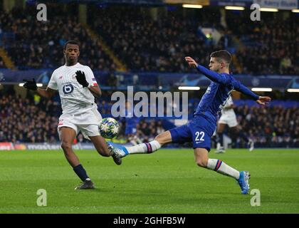 Tiago Djalo aus Lille bekämpft Christian Pulisic aus Chelsea während des UEFA Champions League-Spiels in Stamford Bridge, London. Bilddatum: 9. Dezember 2019. Bildnachweis sollte lauten: Paul Terry/Sportimage via PA Images Stockfoto