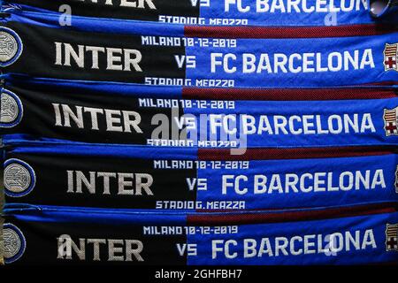 Half and Half Inter- und Barcelona-Schals zum Verkauf an einem Merchandise-Stand vor dem Stadion vor dem UEFA Champions League-Spiel in Giuseppe Meazza, Mailand. Bilddatum: 10. Dezember 2019. Bildnachweis sollte lauten: Jonathan Moscrop/Sportimage via PA Images Stockfoto