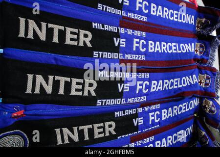 Half and Half Inter- und Barcelona-Schals zum Verkauf an einem Merchandise-Stand vor dem Stadion vor dem UEFA Champions League-Spiel in Giuseppe Meazza, Mailand. Bilddatum: 10. Dezember 2019. Bildnachweis sollte lauten: Jonathan Moscrop/Sportimage via PA Images Stockfoto