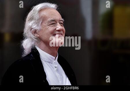 Venedig, Italien. September 2021. Jimmy Page besucht den roten Teppich des Films 'Becoming LED Zeppelin' während der 78. Internationalen Filmfestspiele von Venedig am Montag, den 0. September 2021 in Venedig, Italien. Foto von Rocco Spaziani/UPI Credit: UPI/Alamy Live News Stockfoto