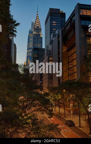 Blick nach Westen auf die East 42nd Street von der Tudor City Place-Überführung. Stockfoto