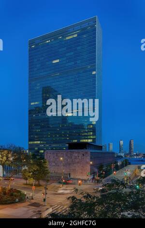 Blue Hour Ansicht des Sekretariats der Vereinten Nationen vom Tudor City Place an der East 42nd Street. Stockfoto