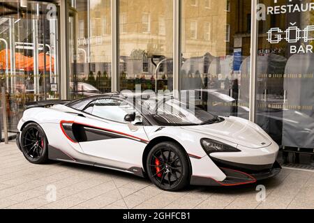 London, England - August 2021: Der McLaren 600LT Supercar parkt vor einem Luxushotel im Zentrum von London Stockfoto