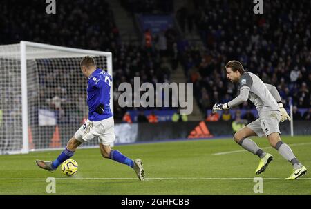 Jamie Vardy von Leicester City geht um Norwich City Torwart Tim Krul, aber er scheitert beim Premier League Spiel im King Power Stadium, Leicester. Bilddatum: 14. Dezember 2019. Bildnachweis sollte lauten: Darren Staples/Sportimage via PA Images Stockfoto